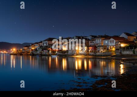 Combarro, magnifique village de pêcheurs de nuit en Galice, Espagne. Banque D'Images