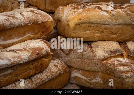 Une pile de pains artisanaux frais. Banque D'Images