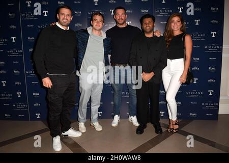 USAGE ÉDITORIAL SEULS Jamie Lomas, Nico Mirallegro, Anthony Quinlan (au centre) et Nikki Sanderson participent au lancement du Midland, un Leonardo Royal Hotel, à Manchester, après un projet de rénovation de 14 millions de livres.Date de la photo: Jeudi 14 octobre 2021. Banque D'Images