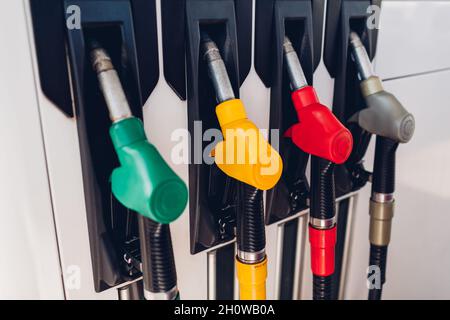 Pistolets à carburant colorés sur la station-service.Ravitaillement en voiture à la station-service.Gros plan.Prix élevés du carburant Banque D'Images