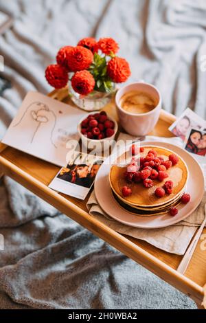 Plateau avec petit déjeuner sucré au lit Banque D'Images