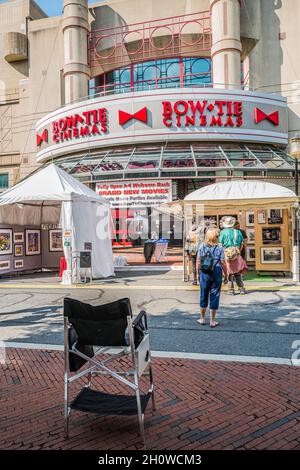 Reston, va, Etats-Unis -- 10 septembre 2021.Les gens parcourent les expositions d'art exposées à côté d'un cinéma à Reston, en Virginie. Banque D'Images