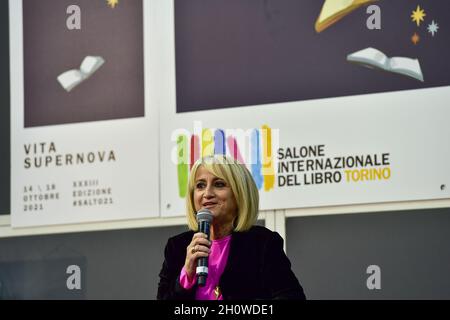 Turin, Italie.14 octobre 2021.Luciana Littizetto lors de la Foire internationale du livre de Turin le 14 octobre 2021 à Turin, Italie.La Foire internationale du livre de Turin revient à Lingotto Fiere après près de deux ans après le début de la pandémie de Covid 19.Credit: Antonio Polia/Alay Live News Banque D'Images
