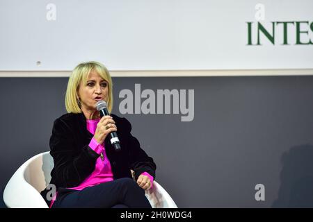 Turin, Italie.14 octobre 2021.Luciana Littizetto lors de la Foire internationale du livre de Turin le 14 octobre 2021 à Turin, Italie.La Foire internationale du livre de Turin revient à Lingotto Fiere après près de deux ans après le début de la pandémie de Covid 19.Credit: Antonio Polia/Alay Live News Banque D'Images