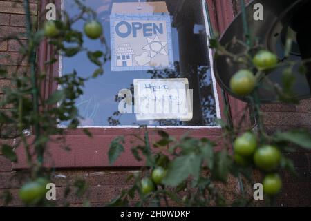 Washington, États-Unis.14 octobre 2021.Un panneau de recherche de candidatures pour les nouveaux employés est vu dans la fenêtre de dos Gringos dans le quartier Mount Pleasant de Washington, DC, le jeudi 14 octobre 2021.Photo de Sarah Silbiger/UPI crédit: UPI/Alay Live News Banque D'Images