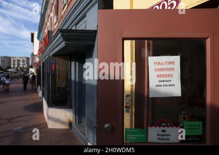 Washington, États-Unis.14 octobre 2021.Un panneau de recherche de candidatures pour les nouveaux employés est vu dans la fenêtre d'Angelico Pizzeria dans le quartier Mount Pleasant de Washington, DC, le jeudi 14 octobre 2021.Photo de Sarah Silbiger/UPI crédit: UPI/Alay Live News Banque D'Images