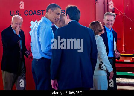 Le président Barack Obama rencontre les responsables de l’Alabama à l’issue d’une conférence de presse sur la marée noire de BP dans une zone de rassemblement pour le nettoyage de la marée noire à Theodore. Banque D'Images