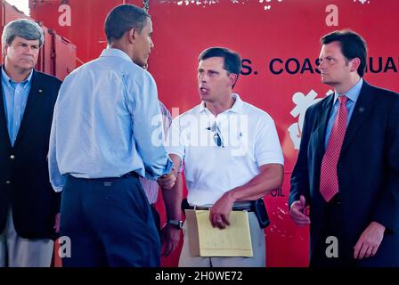 Le président Barack Obama rencontre les responsables de l’Alabama à l’issue d’une conférence de presse sur la marée noire de BP dans une zone de rassemblement pour le nettoyage de la marée noire à Theodore. Banque D'Images