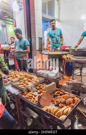 DHAKA, BANGLADESH - 21 NOVEMBRE 2016 : petit restaurant dans le vieux Dhaka, Bangladesh Banque D'Images