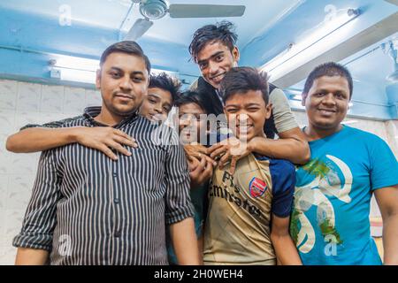 DHAKA, BANGLADESH - 21 NOVEMBRE 2016 : groupe de personnes locales dans la vieille ville de Dhaka, Bangladesh Banque D'Images