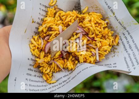 Jhalmuri composé de riz soufflé et de chanachur, en-cas de rue à Srimangal, Bangladesh. Banque D'Images