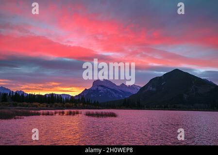 Dawn, lacs Vermilion, parc national Banff, Alberta, canada Banque D'Images