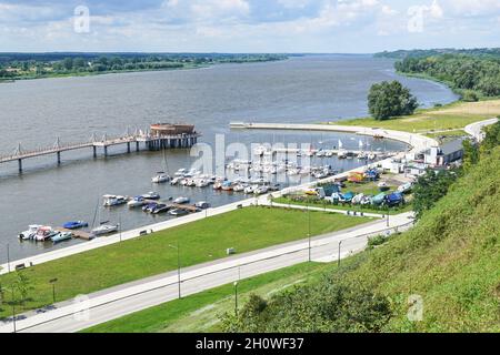 Jetée et bateaux dans la marina sur la Vistule à Plock, Pologne Banque D'Images