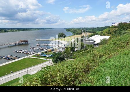 Jetée et bateaux dans la marina sur la Vistule à Plock, Pologne Banque D'Images