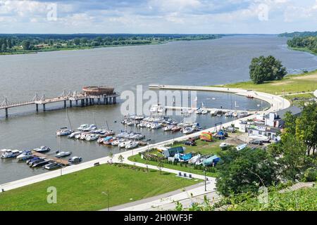 Jetée et bateaux dans la marina sur la Vistule à Plock, Pologne Banque D'Images