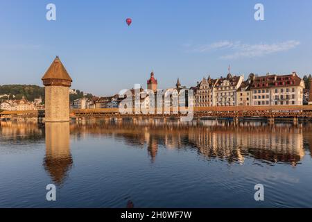 Lucerne, Suisse, centre-ville historique de Lucerne avec le célèbre pont de la chapelle Banque D'Images