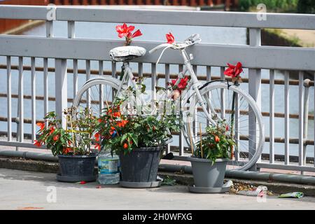 Peint blanc vélo ghost mémorial à tué un cycliste, Londres Angleterre Royaume-Uni UK Banque D'Images