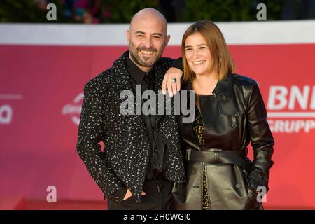Rome, Italie.14 octobre 2021.Giuliano Sangiorgi et son épouse Ilaria Macchia assistent au tapis rouge du film, les yeux de Tammy Faye au Festival du film.Crédit : SOPA Images Limited/Alamy Live News Banque D'Images