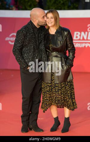 Rome, Italie.14 octobre 2021.Giuliano Sangiorgi et son épouse Ilaria Macchia assistent au tapis rouge du film, les yeux de Tammy Faye au Festival du film.Crédit : SOPA Images Limited/Alamy Live News Banque D'Images