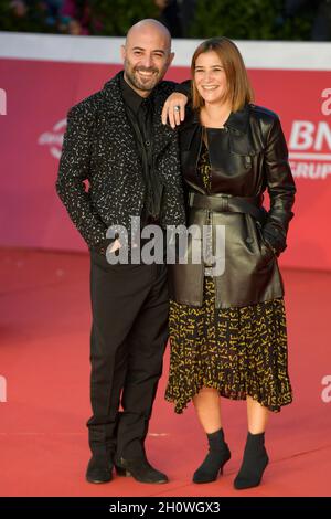 Rome, Italie.14 octobre 2021.Giuliano Sangiorgi et son épouse Ilaria Macchia assistent au tapis rouge du film, les yeux de Tammy Faye au Festival du film.(Photo de Mario Cartelli/SOPA Images/Sipa USA) crédit: SIPA USA/Alay Live News Banque D'Images