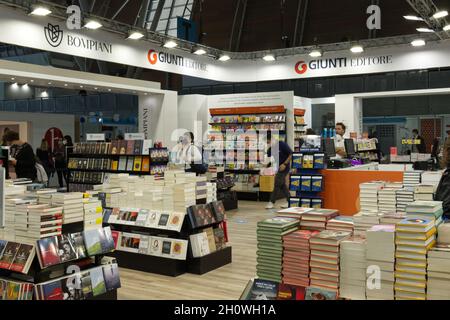 Salon international du livre, Turin, Italie - 14 octobre 2021 : les visiteurs se promènent dans les stands des éditeurs Banque D'Images