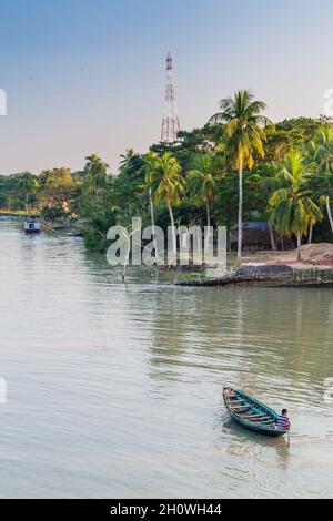 MORRELGANJ, BANGLADESH - 18 NOVEMBRE 2016 : rivière Pangunchi dans le village de Morrelganj, Bangladesh Banque D'Images