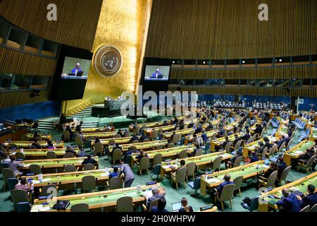 (211014) -- NATIONS UNIES, 14 octobre 2021 (Xinhua) -- la photo prise le 14 octobre 2021 montre une réunion de l'Assemblée générale des Nations Unies au siège de l'ONU à New York.Les États-Unis ont été élus jeudi membre du Conseil des droits de l'homme des Nations Unies, après son retrait en juin 2018.Lors d'un vote à l'Assemblée générale des Nations Unies, les États-Unis ont été élus avec 17 autres pays pour un mandat de trois ans prenant effet le 1er janvier 2022.(Loey Felipe/un photo/document via Xinhua) Credit: Xinhua/Alay Live News Banque D'Images