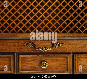 Ornement mobilier classique d'armoire, tiroirs, maille de bois, poignée en laiton Banque D'Images