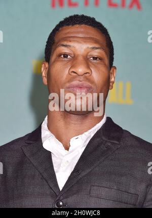 LOS ANGELES, CA - 13 OCTOBRE : Jonathan Majors assiste à une projection spéciale de « The Harder ils Fall » au Shrine Auditorium et au Expo Hall le mois d'octobre Banque D'Images