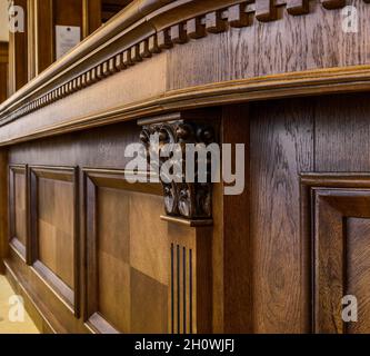 élément de mobilier classique en bois massif avec sculptures en bois à l'intérieur, photographie rapprochée Banque D'Images