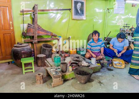 INLE, MYANMAR - 28 NOVEMBRE 2016 : atelier de silversmith dans un village du lac Inle, Myanmar Banque D'Images