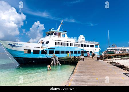 Bateau de croisière à Playa Langosta, Cancun, Mexique, 2021 Banque D'Images