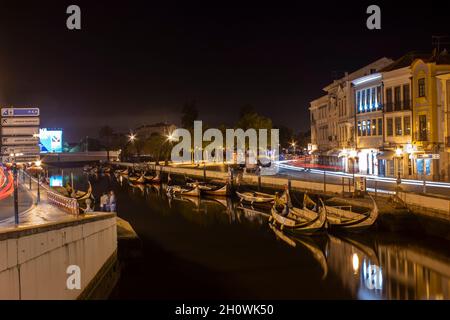 Longue exposition de la rivière et des gondoles typiques de la ville d'Aveiro la nuit Banque D'Images