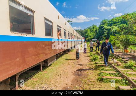 GOKTEIK, MYANMAR - 30 NOVEMBRE 2016 : train à une gare locale près du viaduc Gokteik Geik Teik, Myanmar Banque D'Images