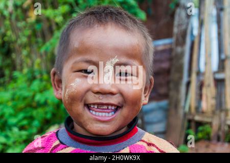 HSIPAW, MYANMAR - 1er DÉCEMBRE 2016 : garçon local dans un village près de Hsipaw, Myanmar Banque D'Images