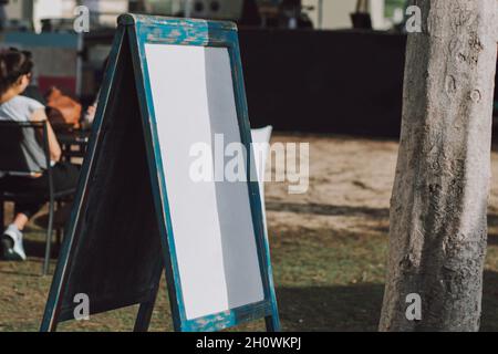 Panneau vierge et bannière modèle avec beau cadre bleu coloré supports dans le parc avec un arbre à proximité, stand vide signalisation avec fond blanc Banque D'Images