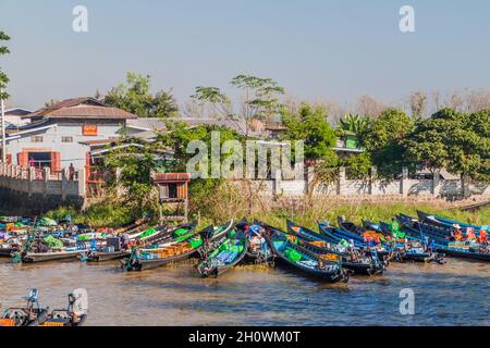 NYAUNG SHWE, MYANMAR - 26 NOVEMBRE 2016 : embarcadère dans la ville de Nyaung Shwe, près du lac Inle, au Myanmar Banque D'Images