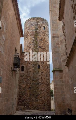 Palais de Carvajal XIIe siècle tour ronde.Un des bâtiments les plus emblématiques du complexe monumental de Caceres, Estrémadure, Espagne Banque D'Images