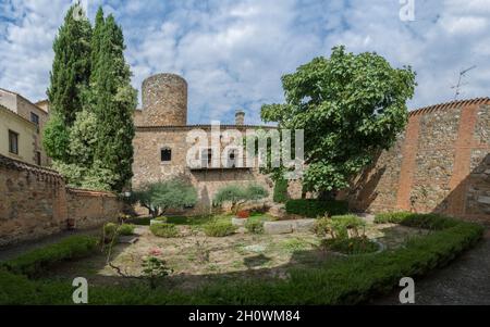 Jardin du palais de Carvajal.Un des bâtiments les plus emblématiques du complexe monumental de Caceres, Estrémadure, Espagne Banque D'Images