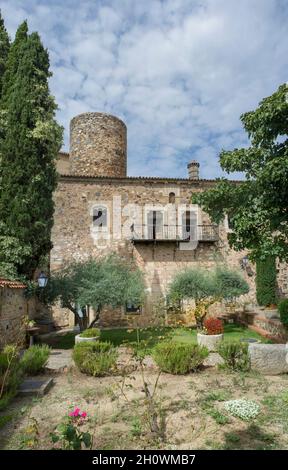 Jardin du palais de Carvajal.Un des bâtiments les plus emblématiques du complexe monumental de Caceres, Estrémadure, Espagne Banque D'Images