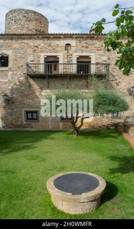 Jardin du palais de Carvajal.Un des bâtiments les plus emblématiques du complexe monumental de Caceres, Estrémadure, Espagne Banque D'Images