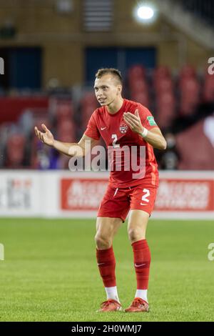 Toronto, Canada, le 13 octobre 2021 : Alistair Johnston, de l'équipe Canada, réagit aux fans après qu'un de ses coéquipiers a marquant un but lors du match de qualification de la coupe du monde de la FIFA 2022 de la CONCACAF contre Panama à BMO Field, à Toronto, au Canada.Le Canada a gagné le match 4-1.Credit: Phamai Techaphan/Alamy Live News Banque D'Images