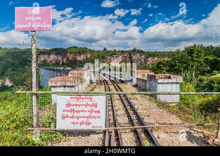 GOKTEIK, MYANMAR - 30 NOVEMBRE 2016 : porte à travers les voies à Gokteik GOK Teik Viaduct sur la ligne de chemin de fer Mandalay - Hsipaw, Myanmar Banque D'Images