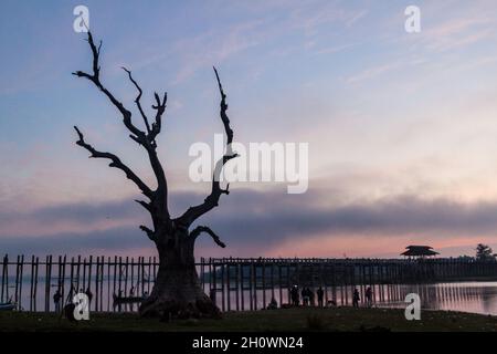 Vue du matin sur le pont U Bein au-dessus du lac Taungthaman à Amarapura près de Mandalay, au Myanmar Banque D'Images