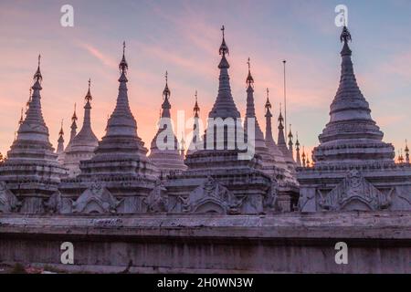 Stupas blancs autour de Sandamuni Sandamani ou Sandar Mu ni pagode au crépuscule à Mandalay, Myanmar Banque D'Images