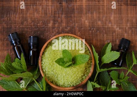 Huile de menthe poivrée en bouteilles de verre, sel avec extrait de menthe.cosmétiques naturels et aromathérapie avec extrait de menthe, huile essentielle de menthe poivrée. Banque D'Images
