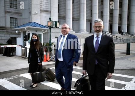 L'homme d'affaires Lev Parnas et son avocat Joseph Bondy quittent la Cour fédérale américaine Thurgood Marshall le troisième jour de son procès illégal de financement de campagne le 14 octobre 2021 à New York, États-Unis.Parnas, un associé de l'avocat de l'ancien président Donald Trump Rudi Giuliani, fait face à des accusations de violation de campagne fédérale impliquant des contributions importantes aux deux campagnes de réélection de Trump Super PAC.Des accusations supplémentaires, partagées avec Andrei Kukushkin, découlent d'une tentative de faciliter l'entrée d'un riche homme d'affaires russe dans le marché de la marijuana récréative bourgeonnante aux États-Unis.(Photo de John Banque D'Images