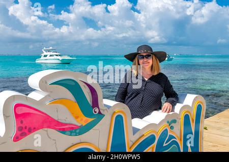 Portrait de femme dans Garrafon Park, Isla Mujeres, Mexique, 2021 Banque D'Images