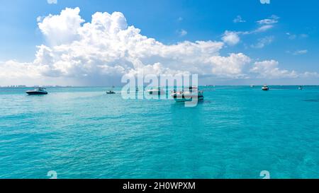 Yachts en Isla Mujeres turquoise Blue Water, Mexique, 2021 Banque D'Images