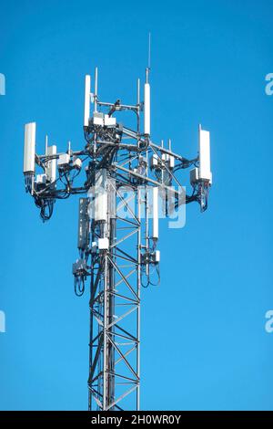 Tour de cellules contre un ciel bleu. Banque D'Images